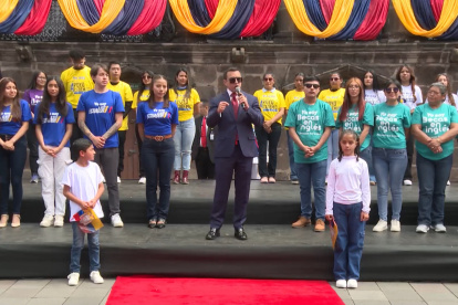 Antes de ir a la ceremonia de posesión de su nuevo mandato, Daniel Noboa habló con la ciudadanía congregada fuera del Palacio de Gobierno, en Quito.