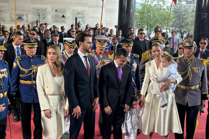 Los trajes oscuros y sastrería blanca resaltaron en varios looks reflejando solemnidad y estilo.