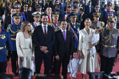 Niels Olsen, presidente del Legislativo, junto a su esposa; y el presidente Daniel Noboa y su familia.