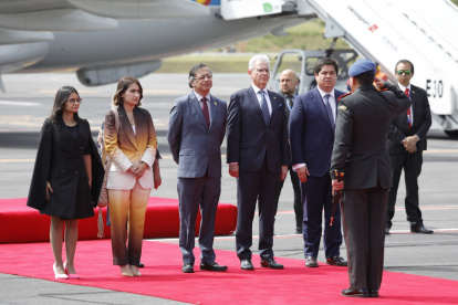 El presidente de Colombia, Gustavo Petro (c), llega junto a la canciller de Colombia, Laura Sarabia (2-i), para participar en la investidura presidencial de Daniel Noboa