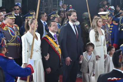 Daniel Noboa a la salida de la Asamblea Nacional en compañía de su esposa.