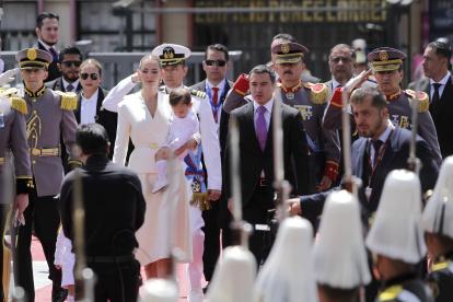 Lavinia Valbonesi llega a la investidura presidencial junto a sus hijos, con un look blanco de elegancia sobria.