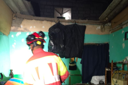 Colapsa techo en vivienda en el sur de Quito y deja dos adultos mayores heridos.