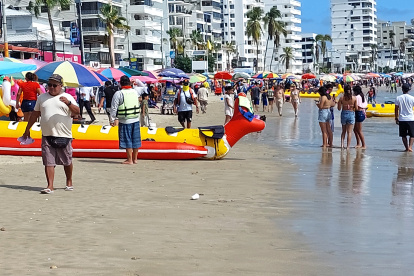 Diversión. Salinas acogió a miles de turista el sábado 24 de mayo.