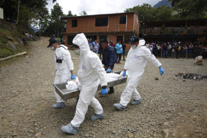 Operativo. La Policía Judicial colombiana trasladando el cuerpo de un fallecido, en un operativo militar contra la minería ilegal, en el corregimiento Pichendé a unos 16 km de Cali.