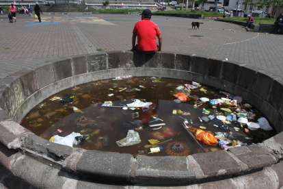 Basura y daños son parte del escenario de una pileta olvida en Cotocollao.