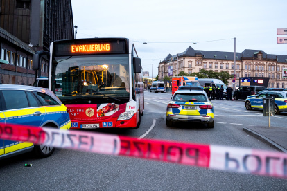 Panorama. La zona del ataque se mantenía cercada por la policía. Hay miedo en los ciudadanos por esta clase de ataques constantes en Alemania.