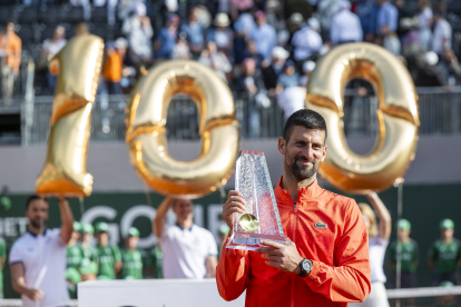 Novak Djokovic levantó el trofeo del ATP 250 de Ginebra y celebró por todo lo alto el centenario.