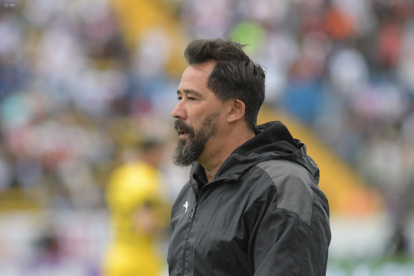 El DT Vitamina Sánchez durante el partido entre Universidad Católica y Liga de Quito.