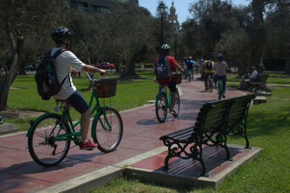 Recorrido. Un grupo de viajeros conocen la parte turística de Lima montados en bicicleta, disfrutan del paisaje.