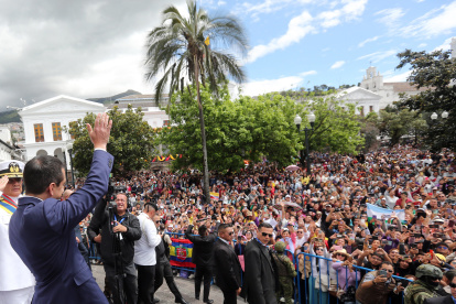 El presidente Daniel Noboa saluda a simpatizantes.