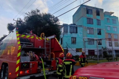 Personal del Cuerpo de Bomberos acudió al sector de Turubamba para controlar un incendio estructural.