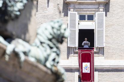 Al final de la ceremonia, el papa se asomó al balcón central de San Juan de Letrán para la bendición de la ciudad de Roma.