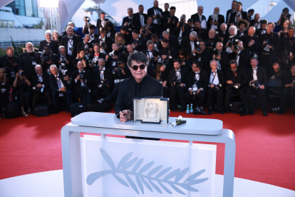 El cineasta iraní Jafar Panahi posa tras recibir la Palma de Oro por ‘Un simple accidente’ en la ceremonia de clausura y entrega de premios del 78.º Festival de Cine de Cannes, en Francia. Clemens Bilan//EFE