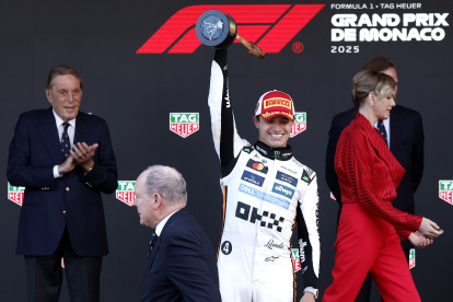 Lando Norris de McLaren celebra eufórico el premio del principado.