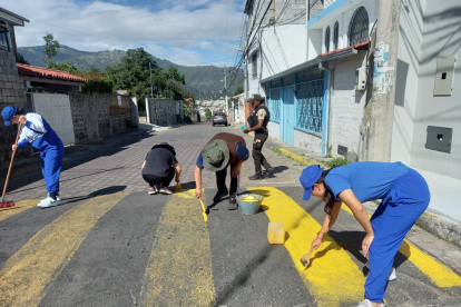 Jornada de limpieza y pintura vial refuerza la seguridad y convivencia en el sector de Tumbaco.