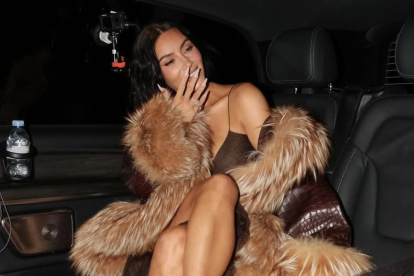 Kim Kardashian tiene una fortuna estimada en unos 1.7 mil millones de dólares. Según Forbes, la cifra la ubica como una de las personas más ricas del mundo.