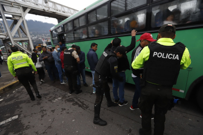 Control. Tras el asalto a una unidad de transporte, la Policía desplegó un operativo en el sector de El Cebollar, en el ingreso a la parroquia oriental.