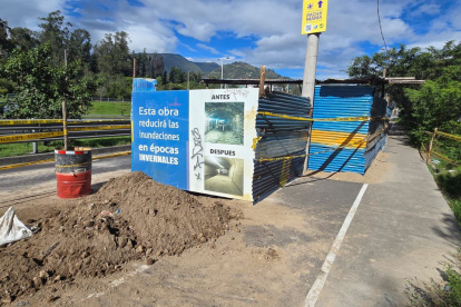 Epmaps realiza los trabajos de empate de tubería de alcantarillado con el pozo existente, a la altura del escalón Tumbaco.