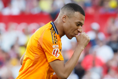 El delantero del Real Madrid Kylian Mbappé celebra su gol en el estadio Sánchez-Pizjuán, en Sevilla.