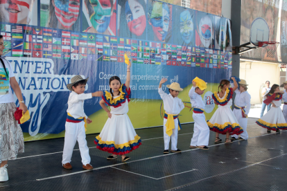 Dirante el evento hubo shows de baile, música en vivio, propuestas gastronómicas internacionales, juegos y actividades recreativas.