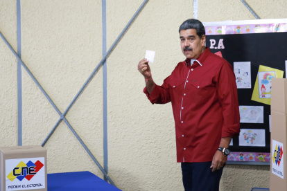 Nicolás Maduro asiste a ejercer el voto.