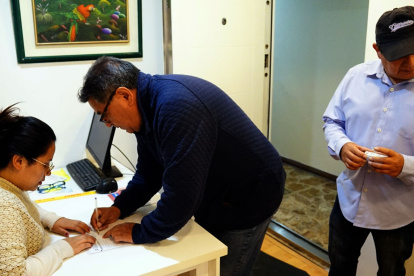 Revocatoria. Entre las calles Amazonas y Orellana se encuentra un punto de recolección de firmas para la revocatoria del alcalde Pabel Muñoz.