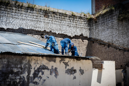 Durante la intervención que se realiza en una de las áreas de la ex cárcel de Latacunga.