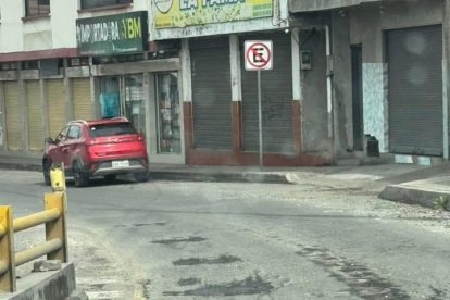 Los baches se registran en varios lugares de la zona urbana de Latacunga.