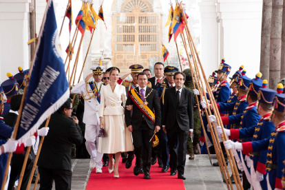 El presidente Daniel Noboa saliendo de la Asamblea Nacional.