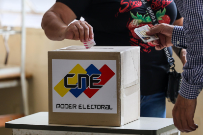 Una persona vota este 25 de mayo de 2025, en Carcas (Venezuela).