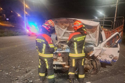 Un automóvil y una camioneta colisionaron a la altura de la curva de Santa Rosa.