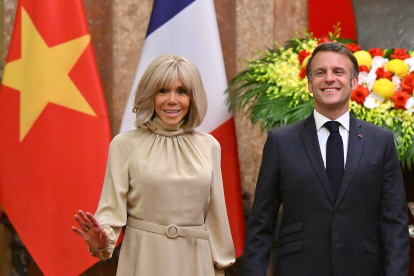 El presidente de Francia, Emmanuel Macron, y su esposa, Brigitte Macron, durante una reunión en el Palacio Presidencial en Hanoi, Vietnam.