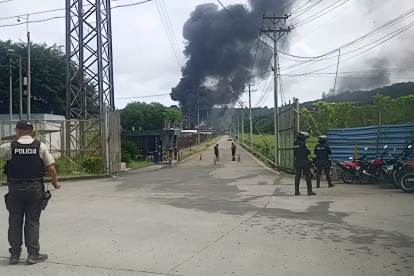 La columna de humo por el incendio en la Refinería de Esmeraldas se observa a varios kilómetros de distancia.