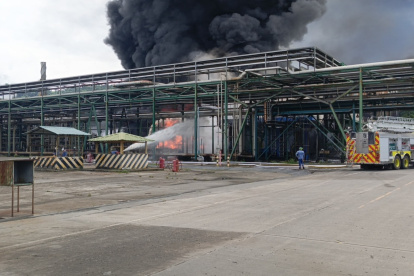 Un incendio en un tanque con fuel oil movilizó a unidades de emergencia en la Refinería de Esmeraldas, sin dejar heridos ni daños estructurales graves.