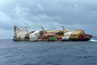 Fotografía de los contenedores del buque hundido frente a la India.