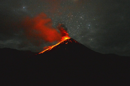 Imagen del volcán Reventador del 1 de enero de 2025. Desde inicios de año el coloso mantiene una constante actividad eruptiva.