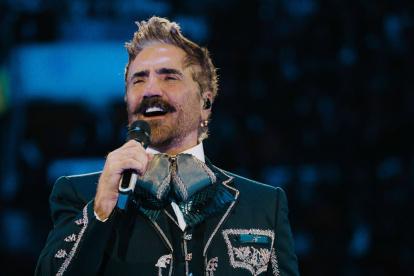 Alejandro Fernández tiene 54 años.