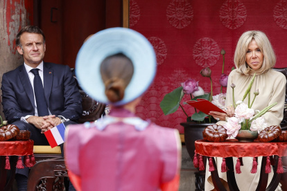 El presidente de Francia, Emmanuel Macron (izq.), y su esposa, Brigitte Macron, asisten a una ceremonia en el Templo de la Literatura en Hanói el 26 de mayo de 2025.