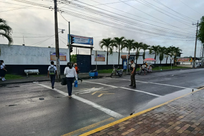Tras incendio en la Refinería de Esmeraldas, el Ministerio de Educación activa clases no presenciales.