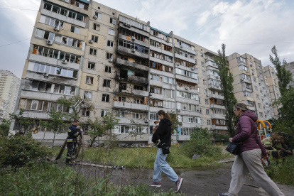 Imagen de un edificio residencial de nueve pisos alcanzado por un dron en Kiev, Ucrania, el 24 de mayo de 2025.