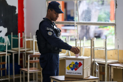Un integrante de la Policía Nacional Bolivariana vota el domingo 25 de mayo de 2024 en Caracas (Venezuela).