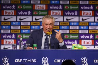 AME1045. RÍO DE JANEIRO (BRASIL), 26/05/2025.- El entrenador italiano Carlo Ancelotti (i) recibe de Luiz Felipe Scolari (d) una chaqueta de la selección de Brasil durante su presentación como nuevo seleccionador de Brasil este lunes, en Rio de Janeiro (Brasil). Ancelotti, presentado como nuevo seleccionador de Brasil, incluyó a dos hombres de su confianza, el centrocampista Casemiro y el atacante Vinícius Jr., en su primera lista de convocados, de la que se quedó fuera Neymar. EFE/ Antonio Lacerda