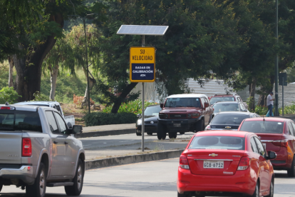 Velocidad. Los letreros de “radar en calibración” se mantienen, mientras los conductores transitan a la velocidad que consideren. Hay operativos en varias zonas.