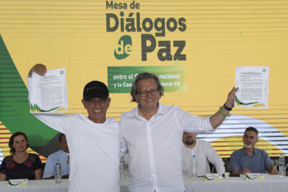 El jefe negociador de la Coordinadora Nacional Ejército Bolivariano (CNEB), Walter Mendoza (i) y el jefe negociador de Gobierno Armando Novoa celebran luego de firmar acuerdos
