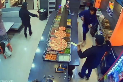 Los asaltantes se llevaron el dinero de la caja y teléfonos celulares.