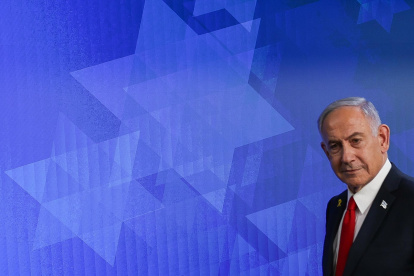 El Primer Ministro israelí, Benjamin Netanyahu, se va después de dirigirse a una conferencia de prensa en Jerusalén, 21 de mayo de 2025.