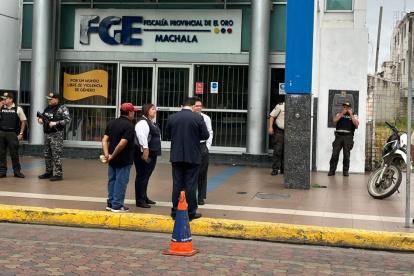 Agentes especializados de la Policía inspeccionaron el edificio de la Fiscalía, en Machala, tras la alerta de explosivos.