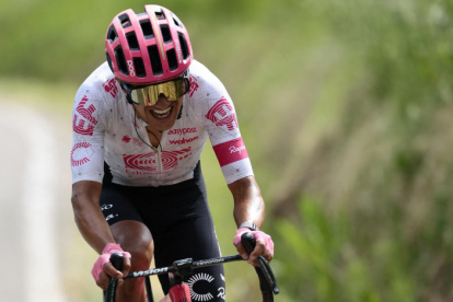 Una de las especialidades del ecuatoriano Richard Carapaz es atacar desde lejos en los kilómetros finales