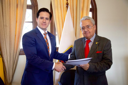 El presidente del Directorio de CORDEX, José Antonio Camposano, y el director de la Academia Diplomática, embajador Alejandro Suárez, durante la firma del acuerdo.